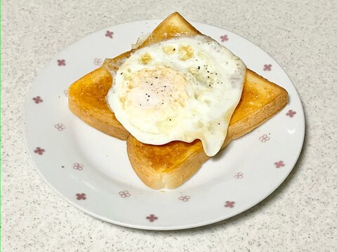 簡単☆はちみつシナモン目玉焼きのせトースト